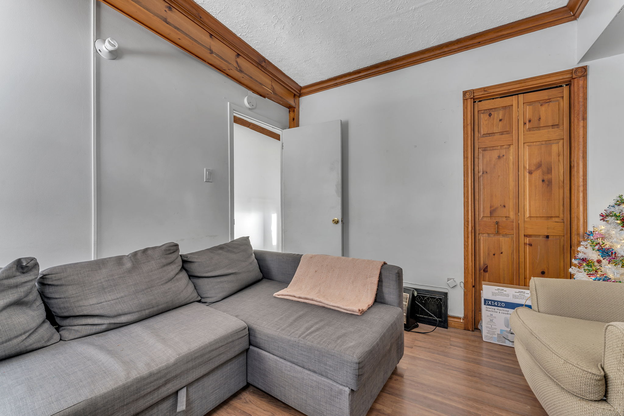 70 Ward Ave, Hamilton, ON L8S 2E9, Canada Photo 6