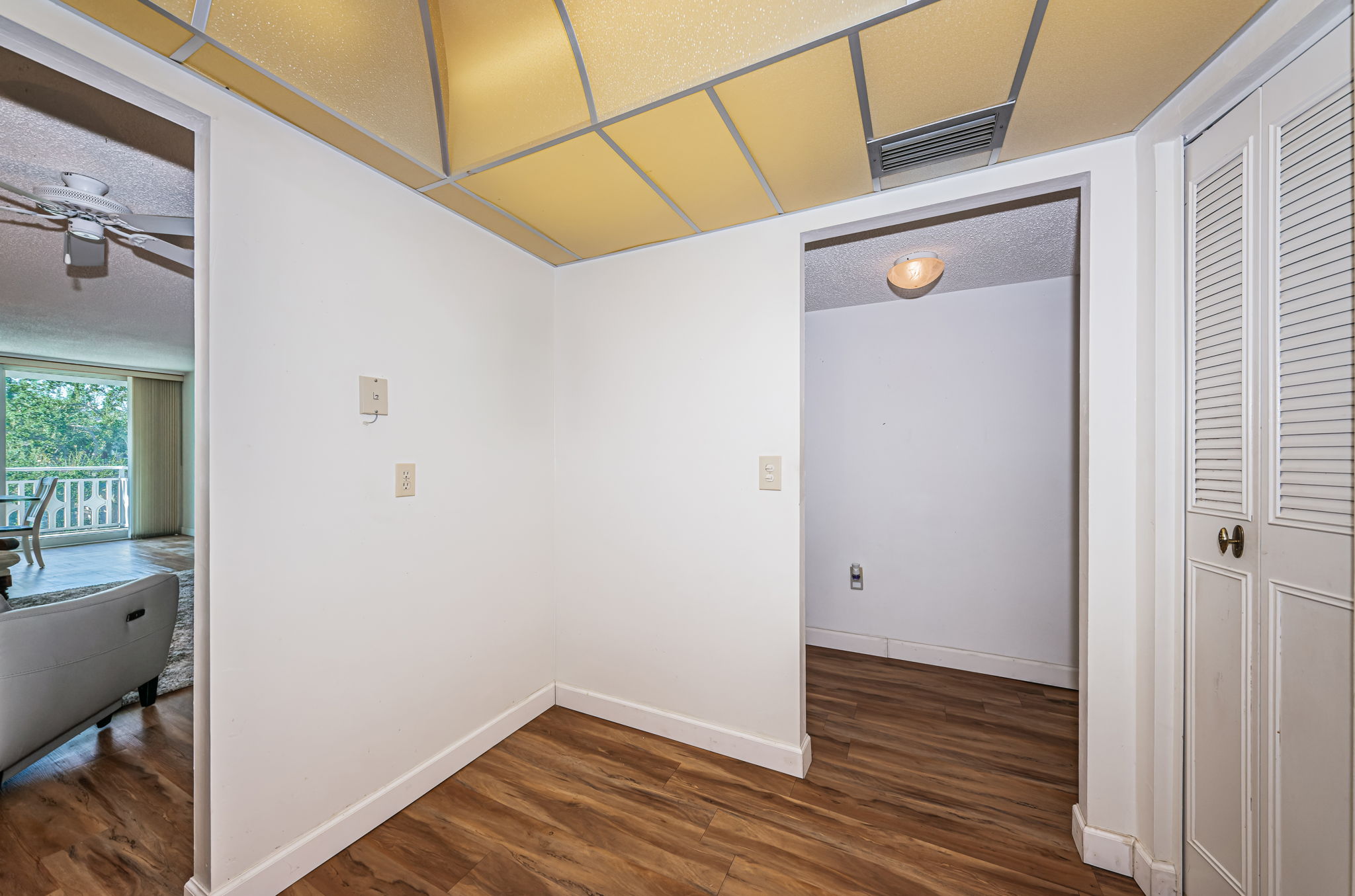 Kitchen Eat-in Area
