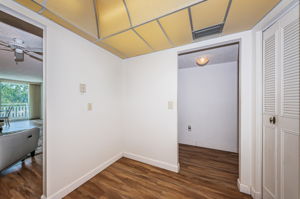 Kitchen Eat-in Area