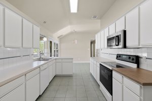 700 Newport Dr, Spicewood, TX 78669, USA Photo 9