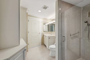 Park Regency Pl NE 1203-024.jpg