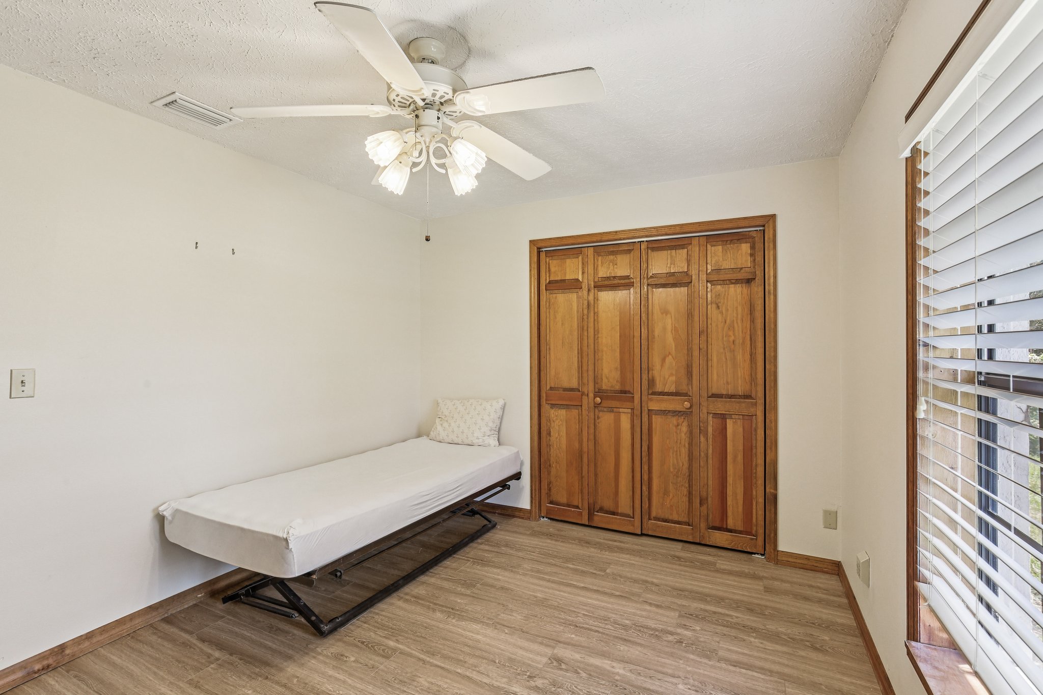 Dusty Rd-S2009-014.jpg