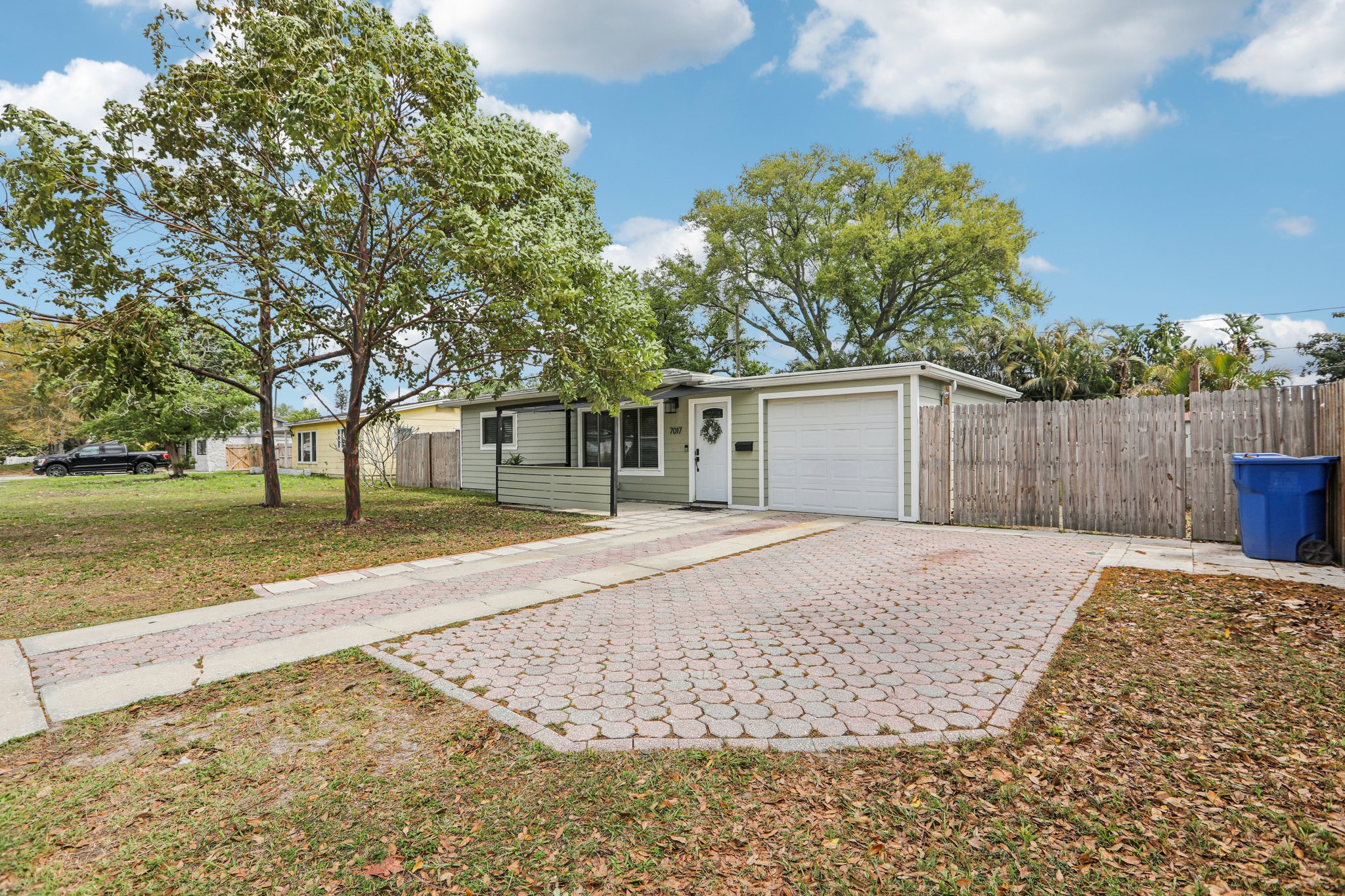 Meadowlawn Dr-S1703-002.jpg