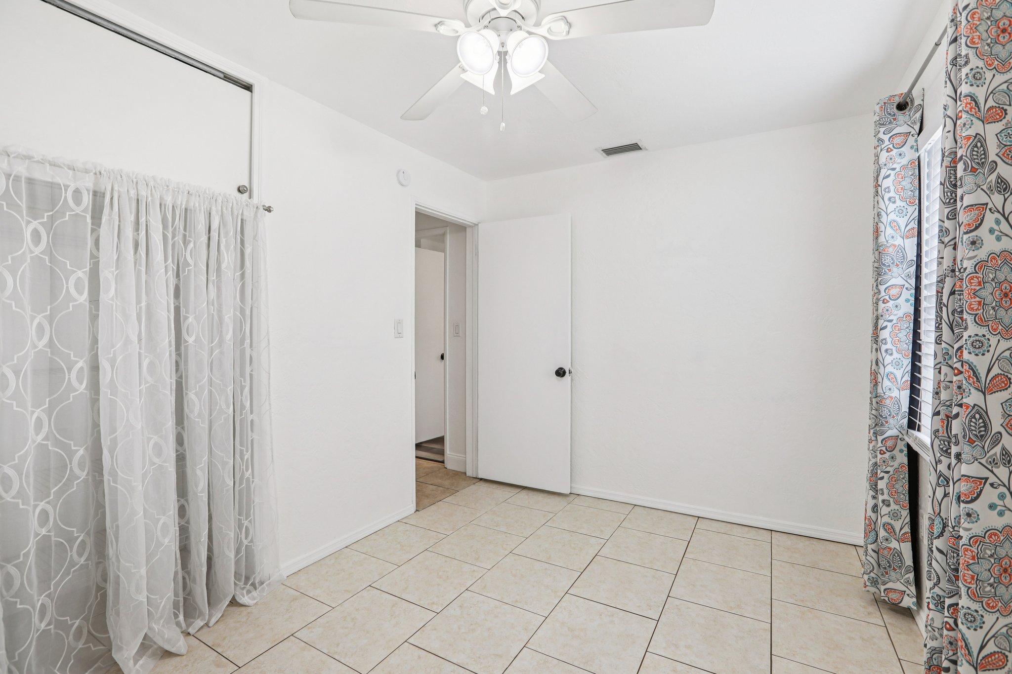 Meadowlawn Dr-S1703-017.jpg