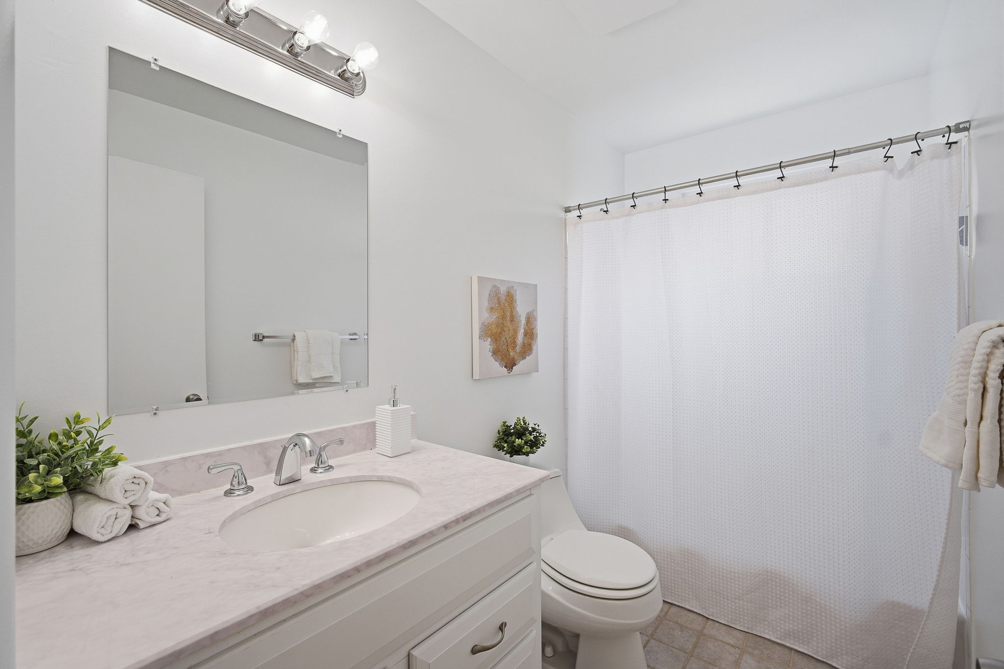 Upper level hall bath