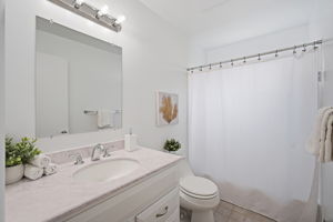 Upper level hall bath