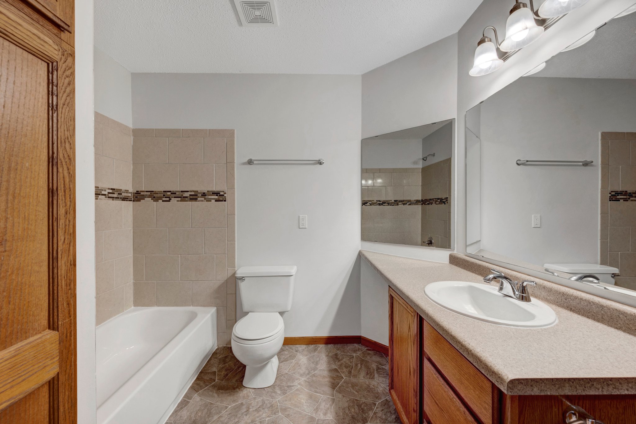 7026 19th St N, Oakdale, MN 55128, USA Photo 15