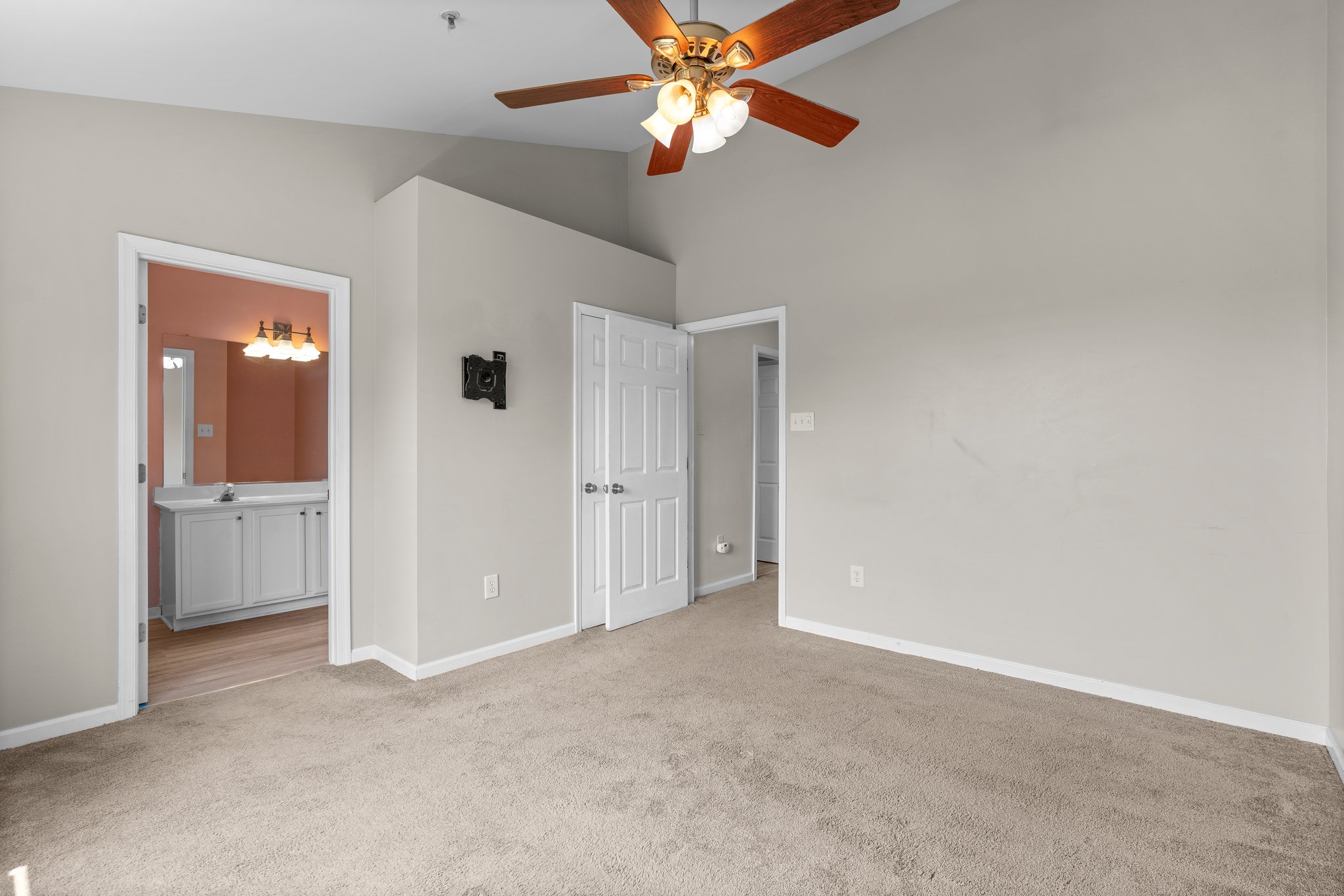 27. Upper bedroom.jpg