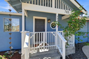 004_F8_703 Seaside St