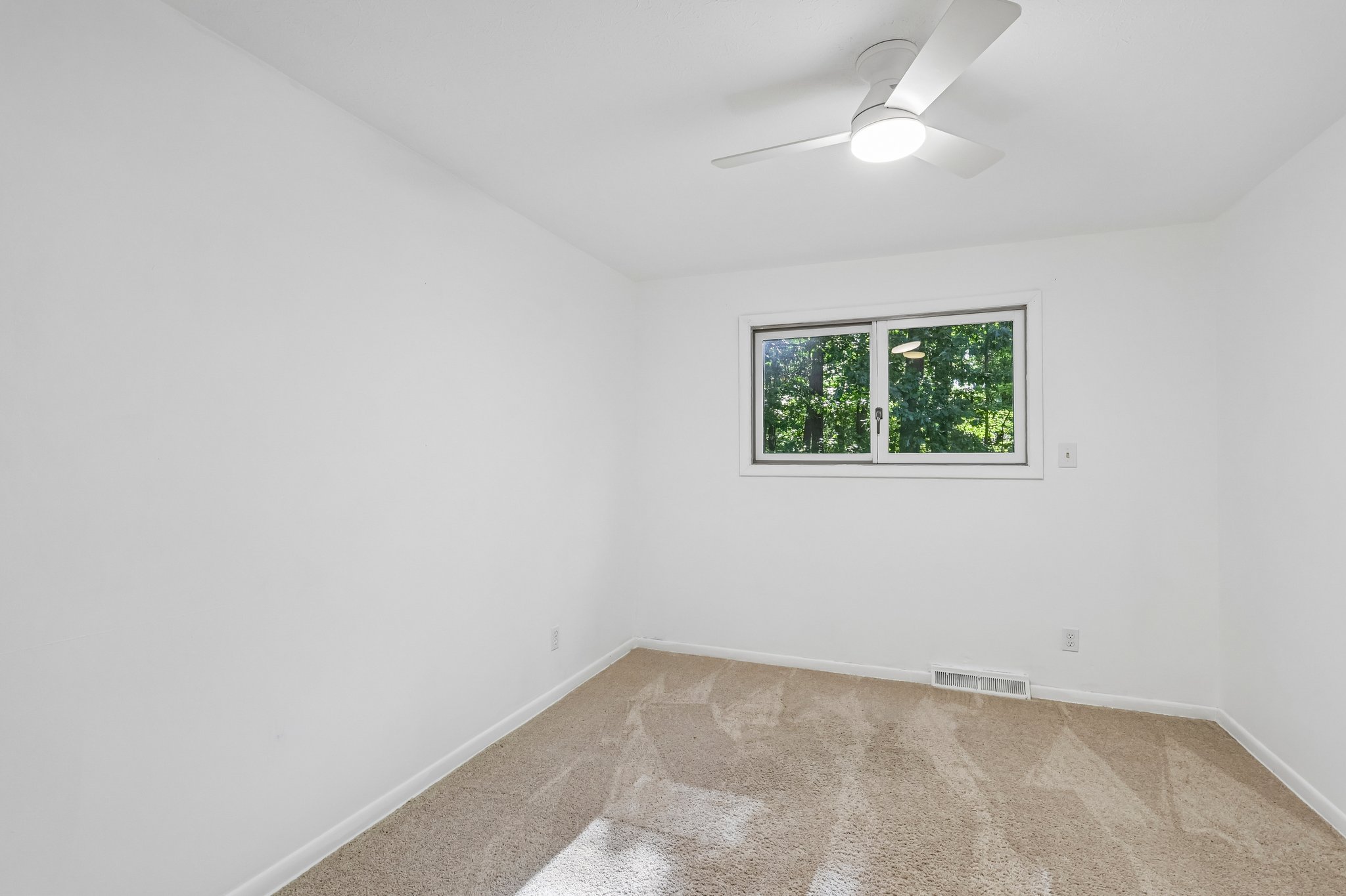 W Parkview Dr-S2509-024.jpg