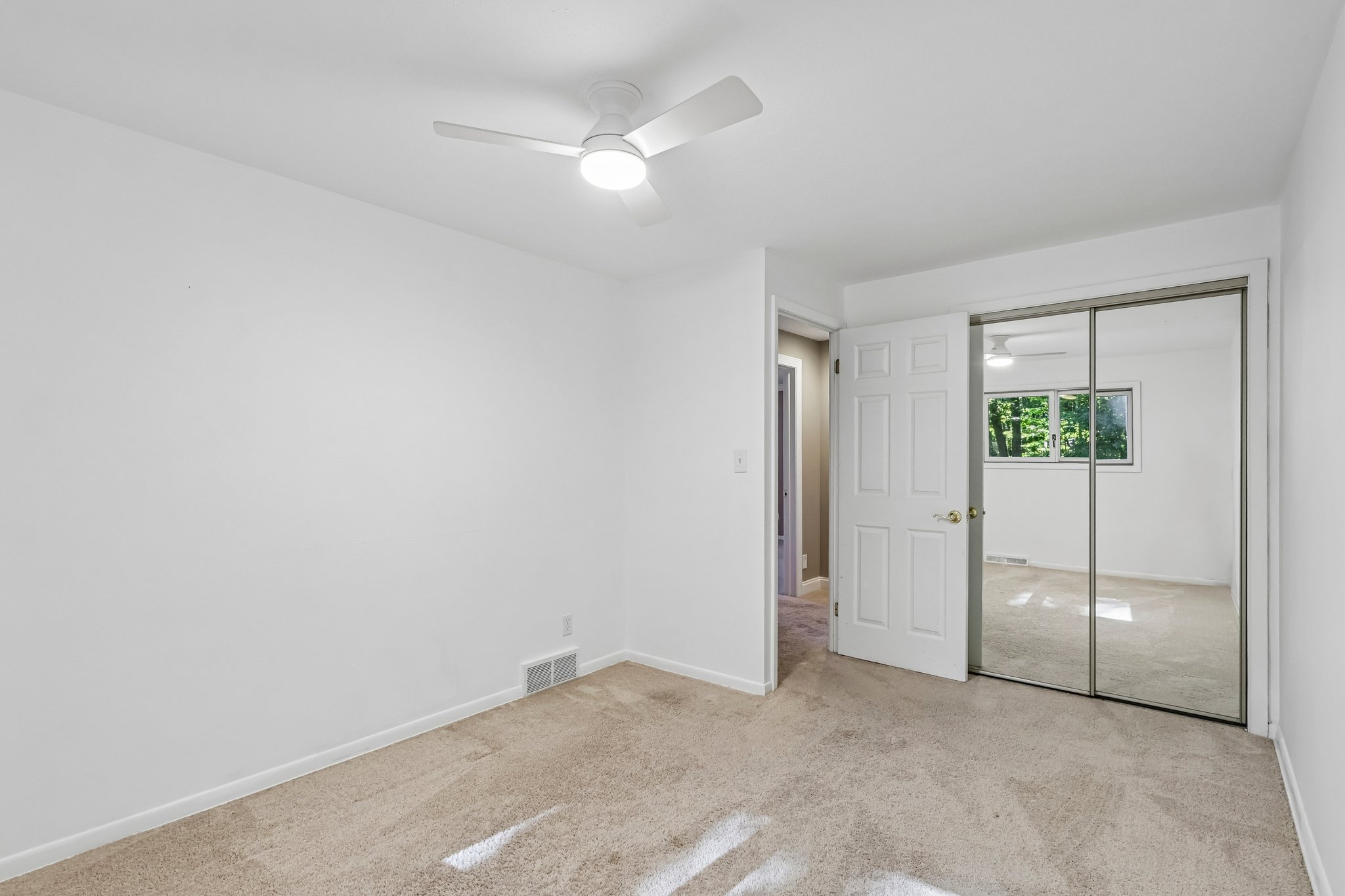 W Parkview Dr-S2509-025.jpg