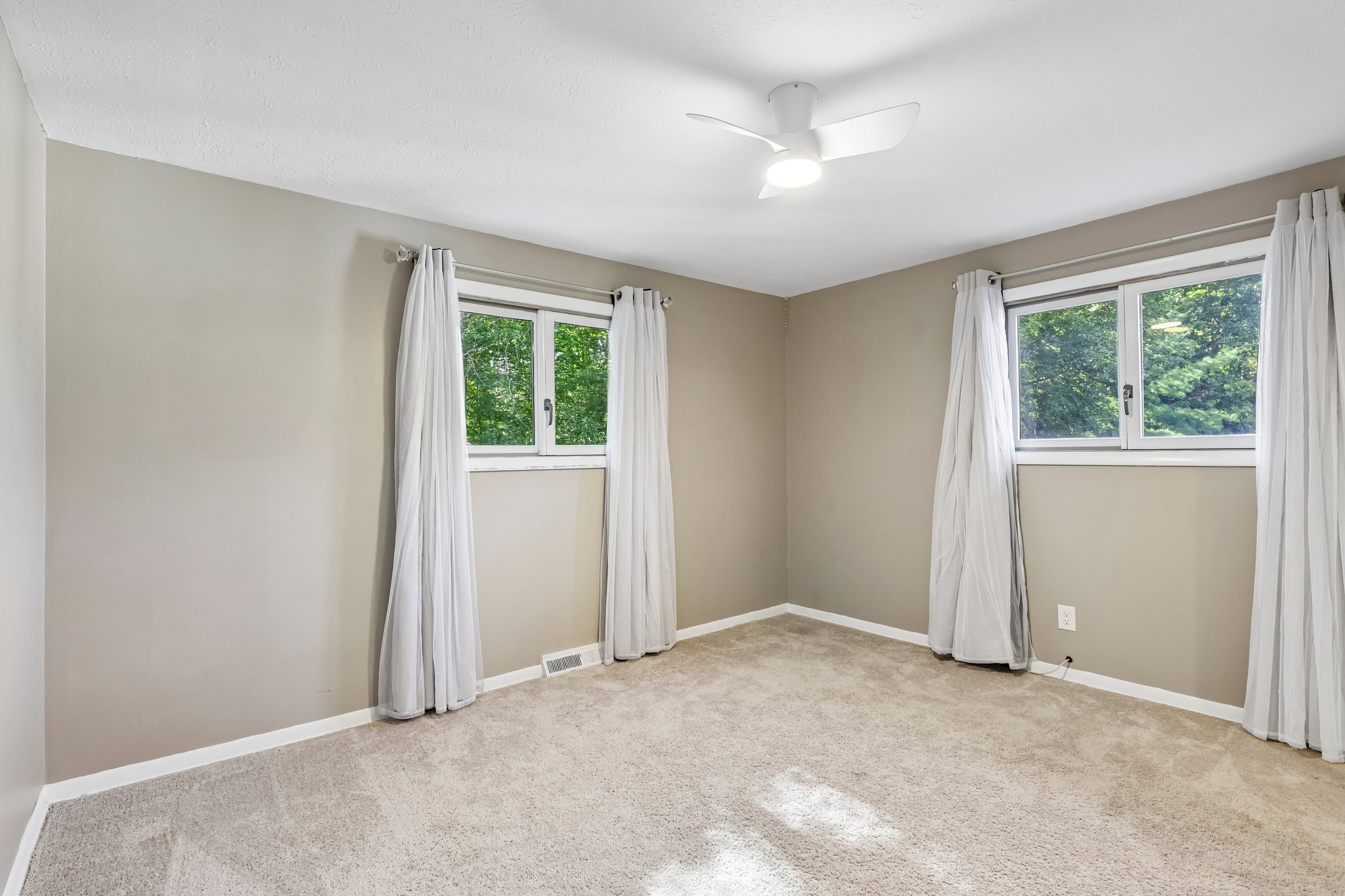 W Parkview Dr-S2509-026.jpg