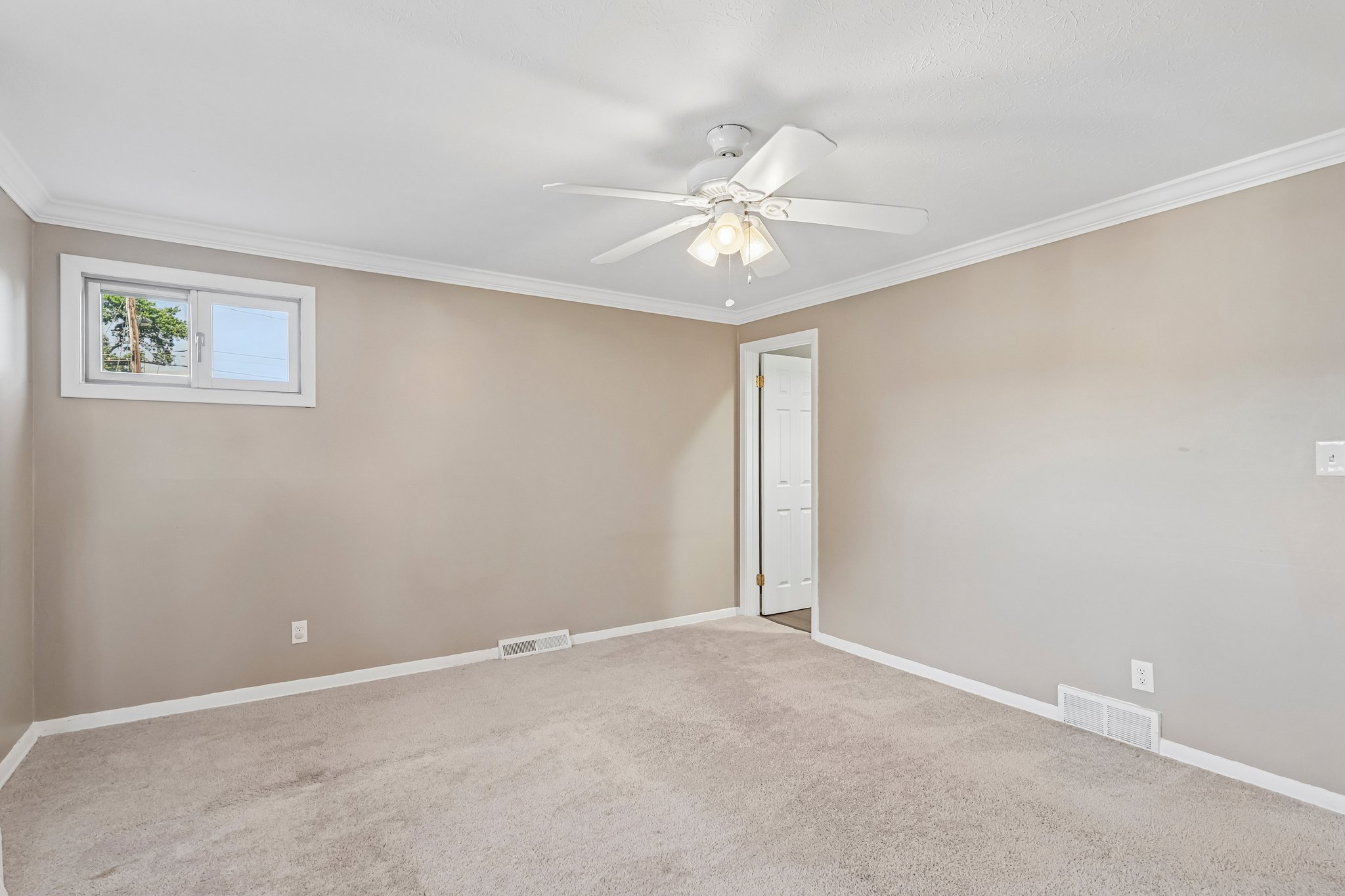 W Parkview Dr-S2509-030.jpg