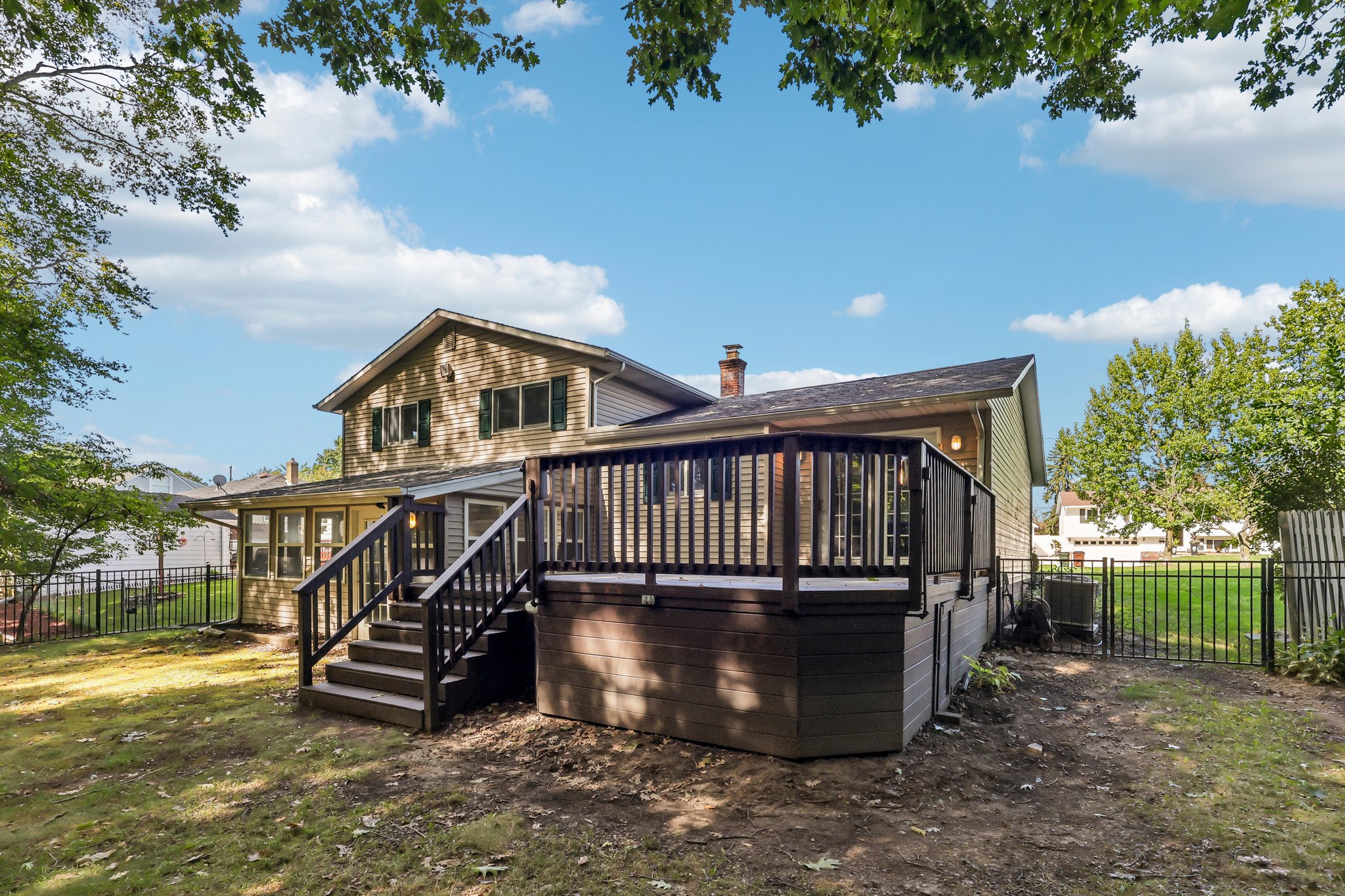 W Parkview Dr-S2509-040.jpg