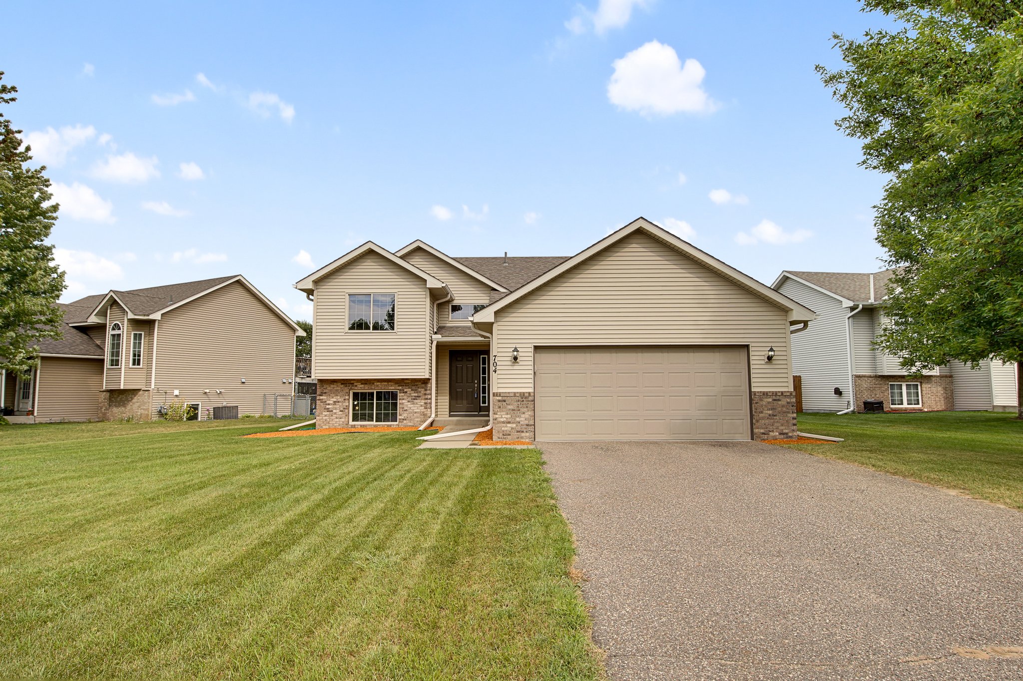 704 Isanti Parkway Northwest, Isanti, MN 55040 Mint Real Estate Photography