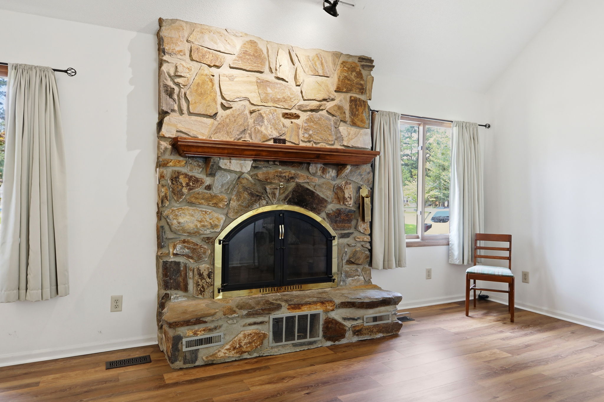 Stone Fireplace w/fan