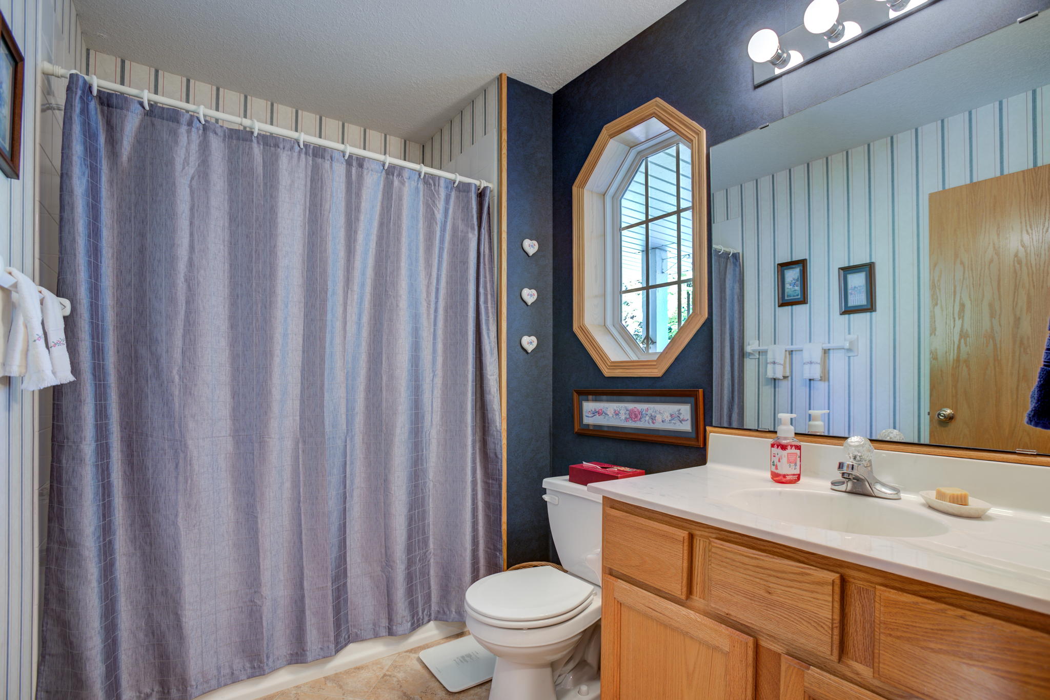 18_2nd Bathroom