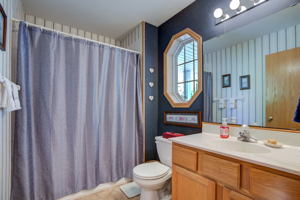 18_2nd Bathroom