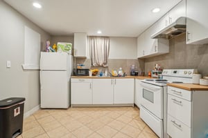 Ave E-0305-018.jpg