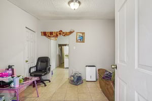 Ave E-0305-019.jpg