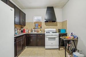 Ave E-0305-026.jpg