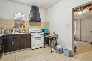 Ave E-0305-027.jpg