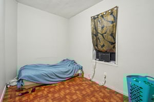 Ave E-0305-029.jpg