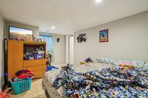 Ave E-0305-033.jpg