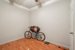 Ave E-0305-041.jpg