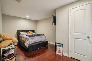 Ave E-0305-048.jpg