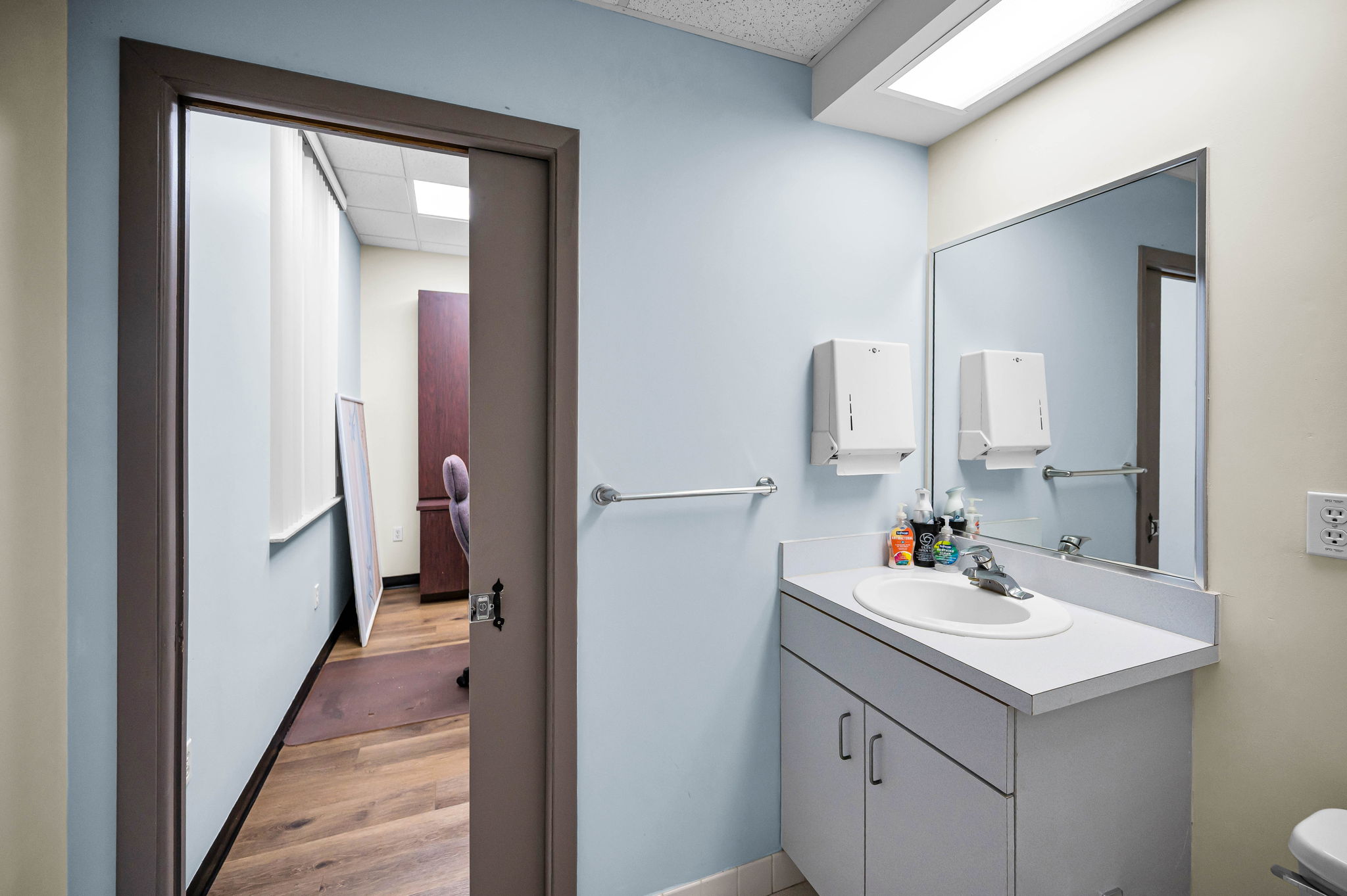Jack and Jill Bathroom1a