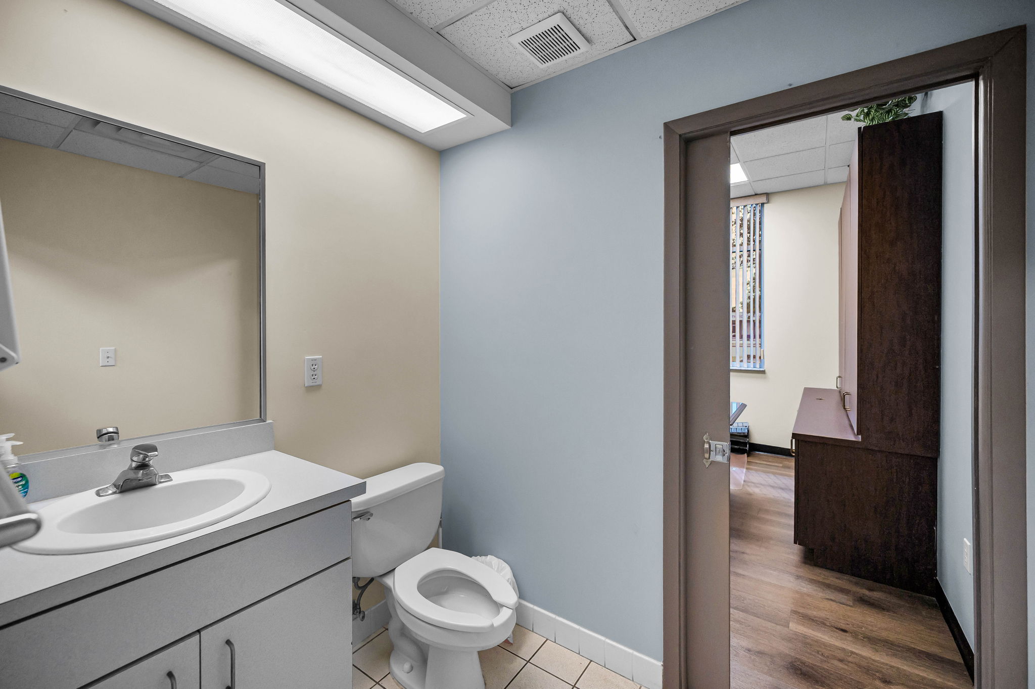 Jack and Jill Bathroom1b