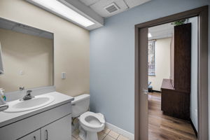 Jack and Jill Bathroom1b