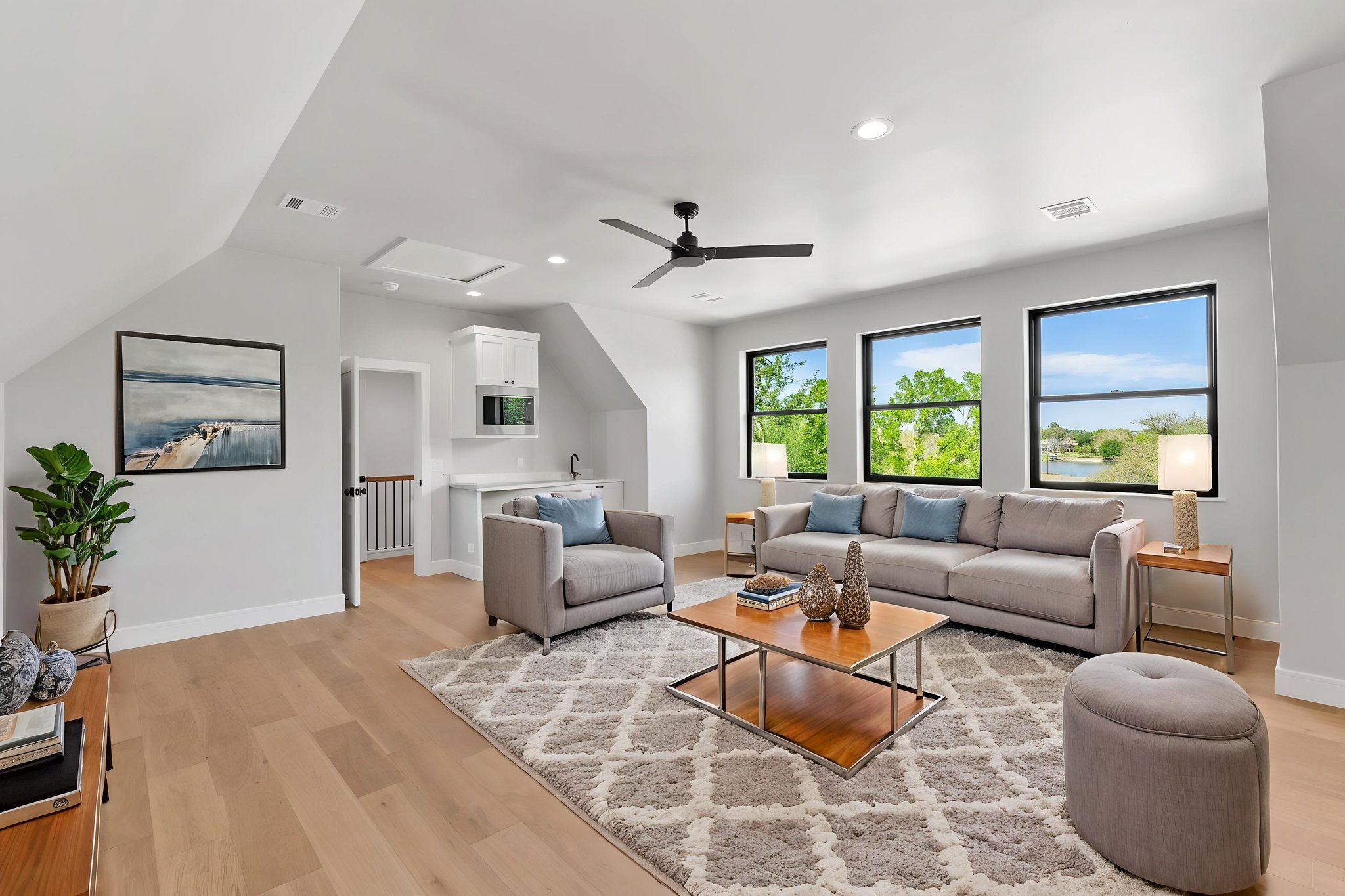 DSC06396 virtually staged.jpeg