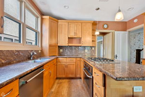 706 Forest Ave_018