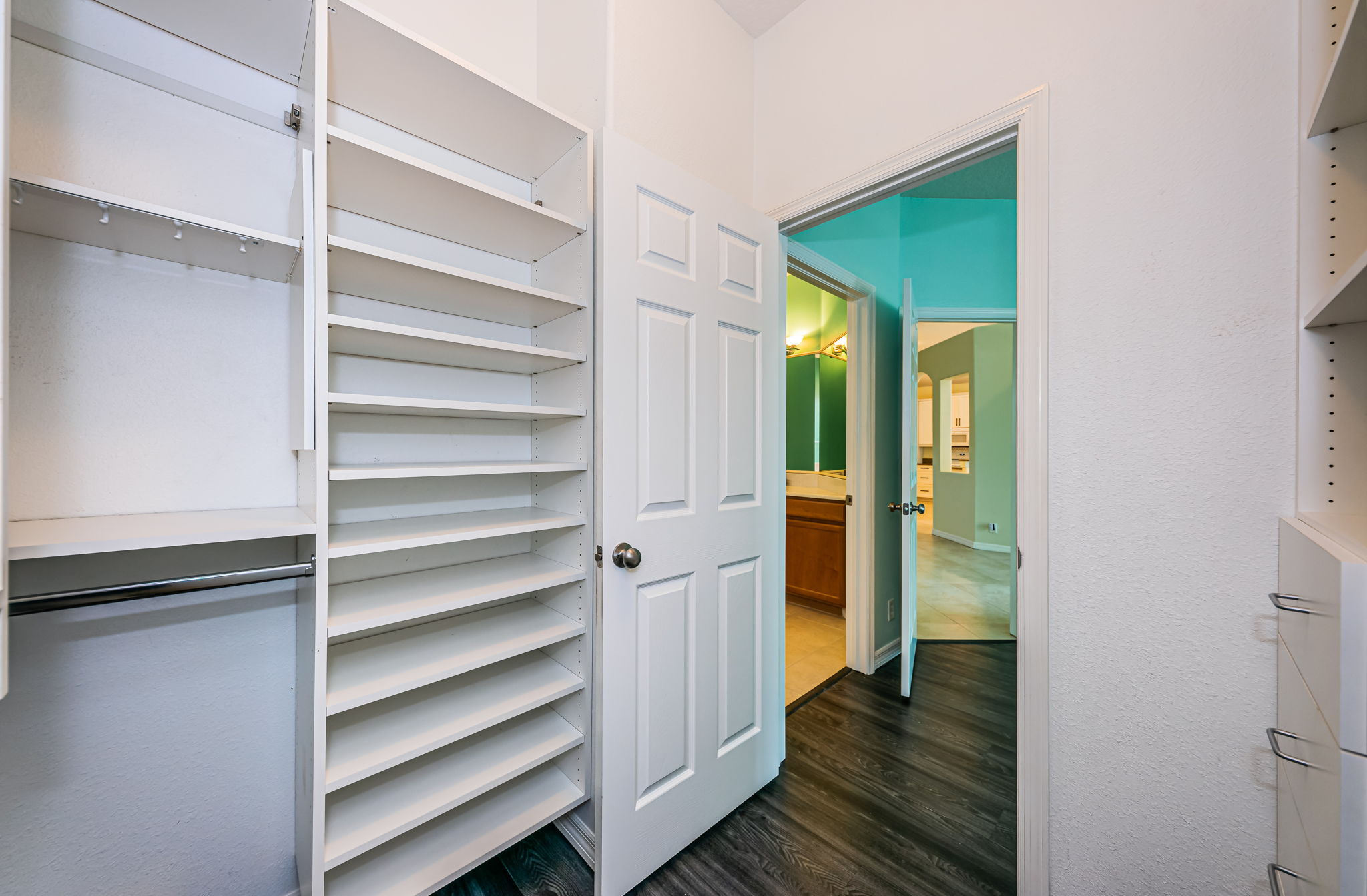 Master Bedroom Walk-in Closet1b-2