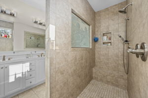 Master Bath Shower w/Beautifully etched glass