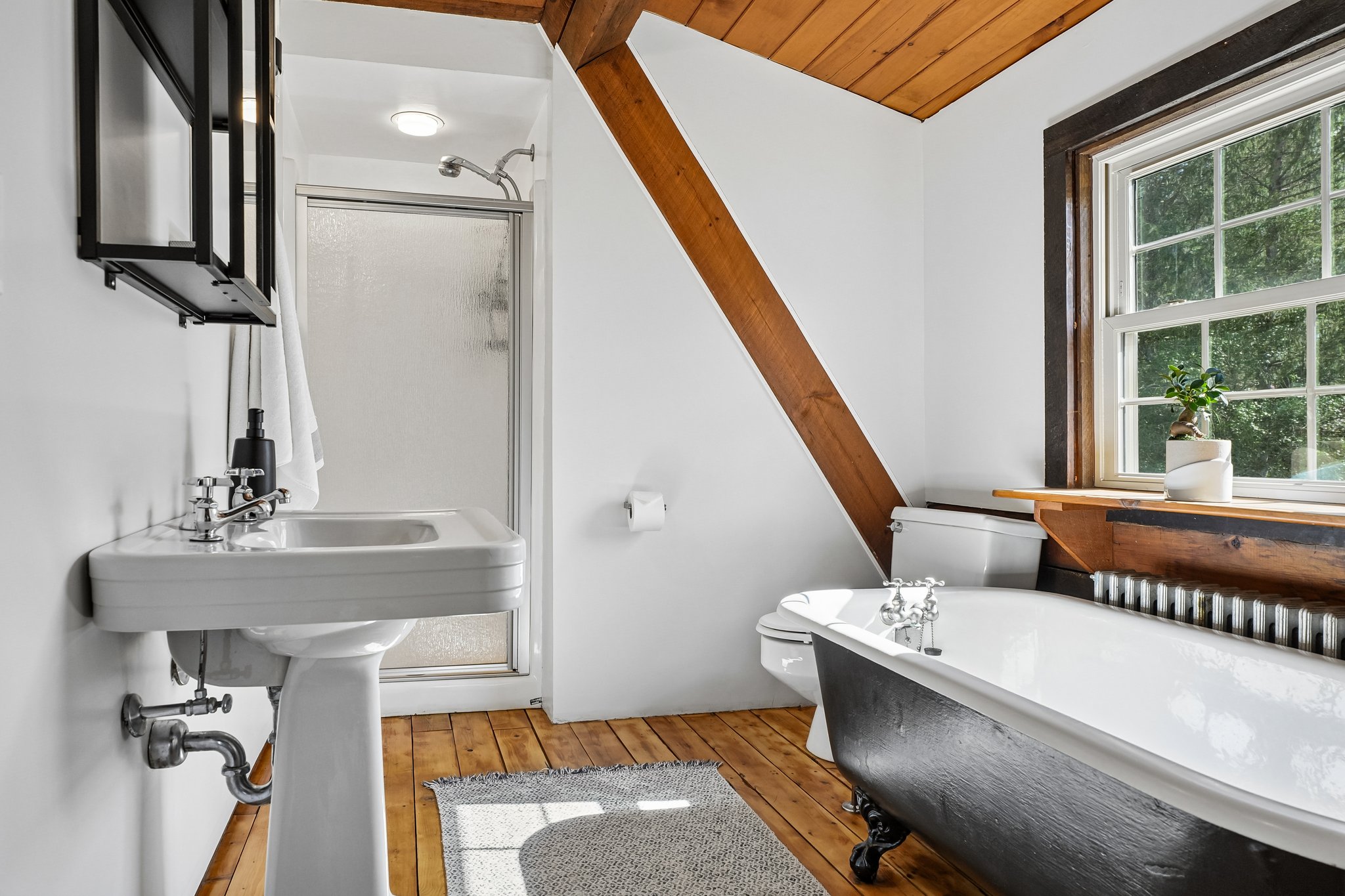 Tub & shower en-suite