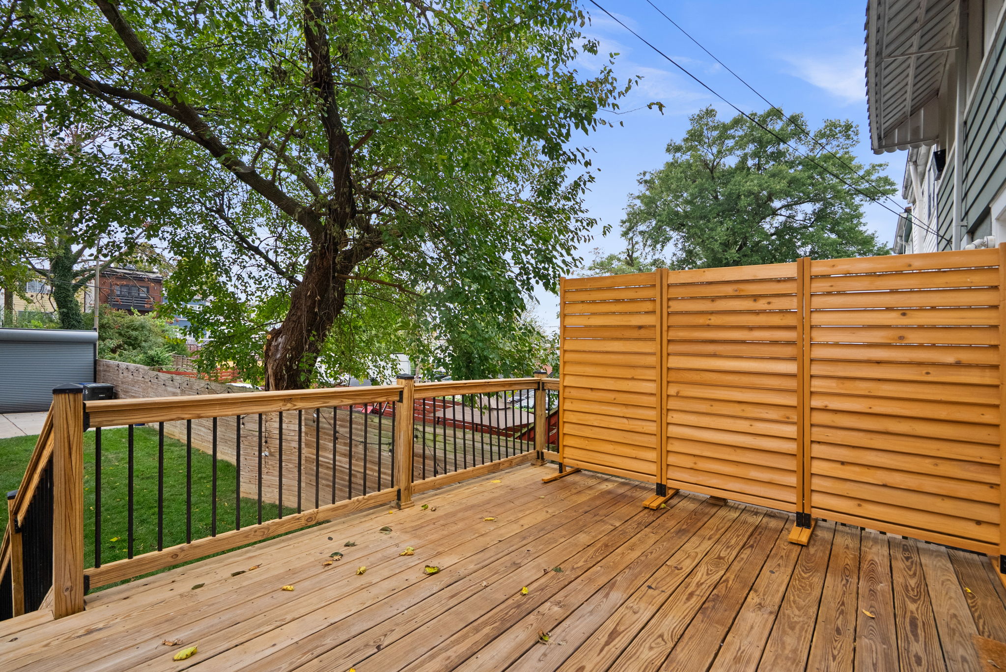 Deck with a privacy screen