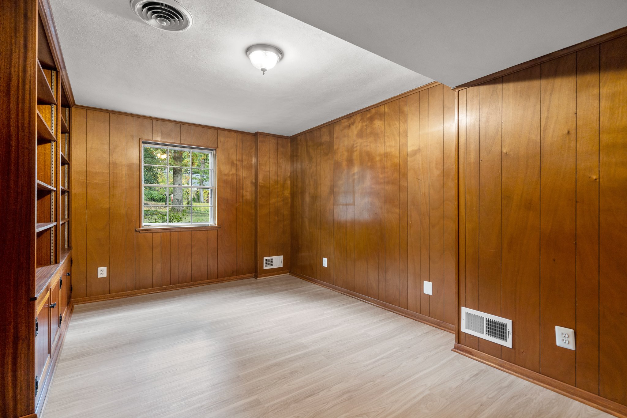 Lower Level - Guest, In-Law, Nanny or Home Office