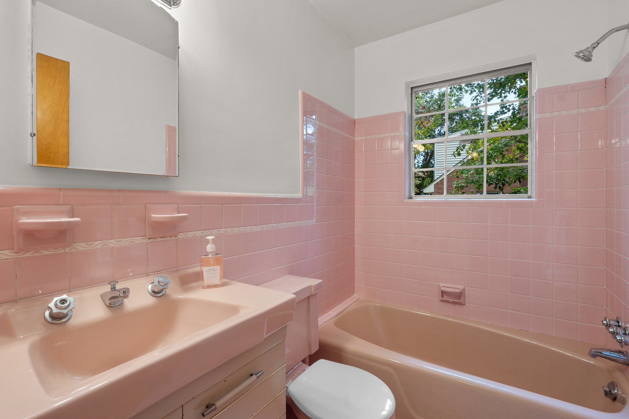 Upper Level 1 Full Bath