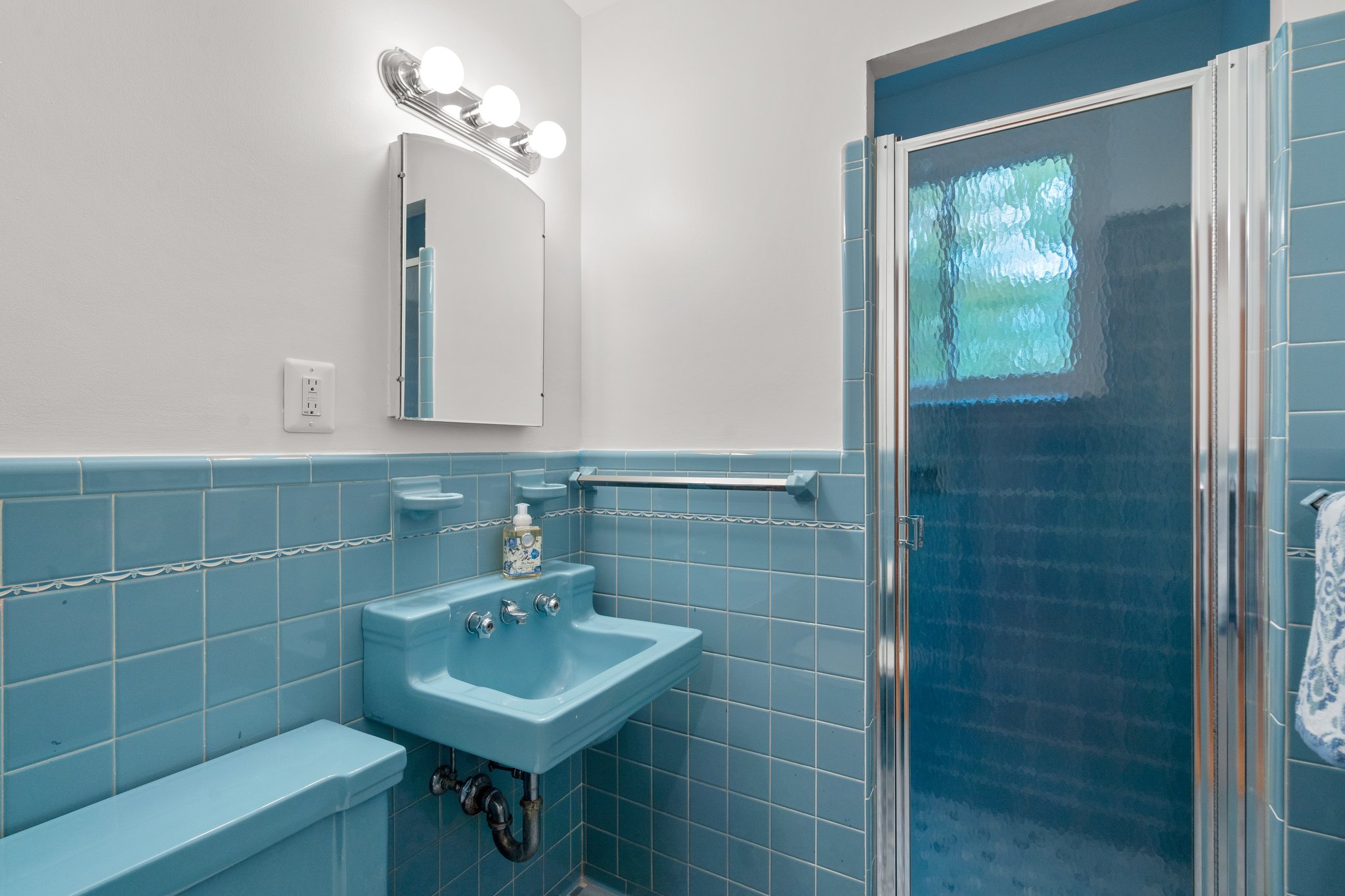 Upper Level 2- Hall Full Bath