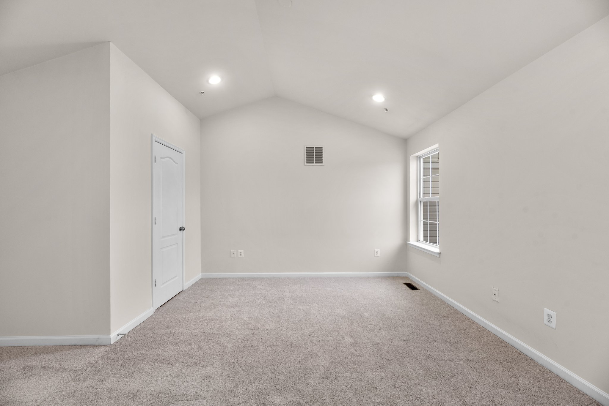 27. Upper bedroom.jpg