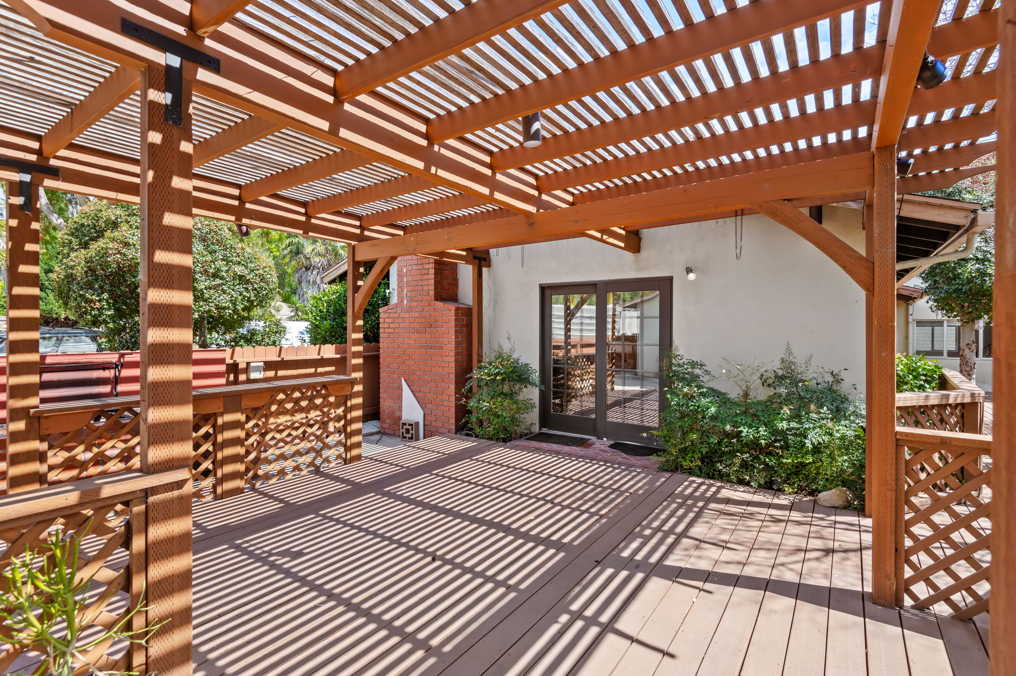 24 - Side Deck Patio