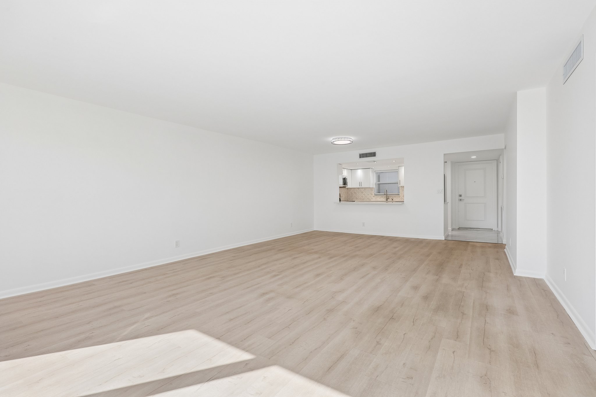 N Birch Rd 204-S1410-008.jpg