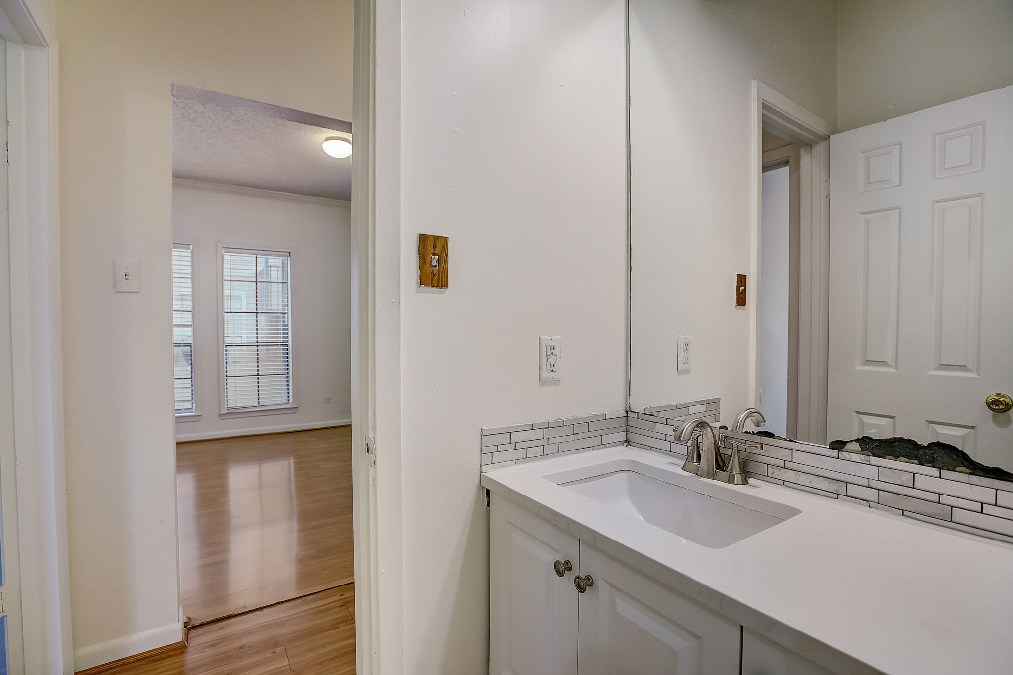 W 21st St-025