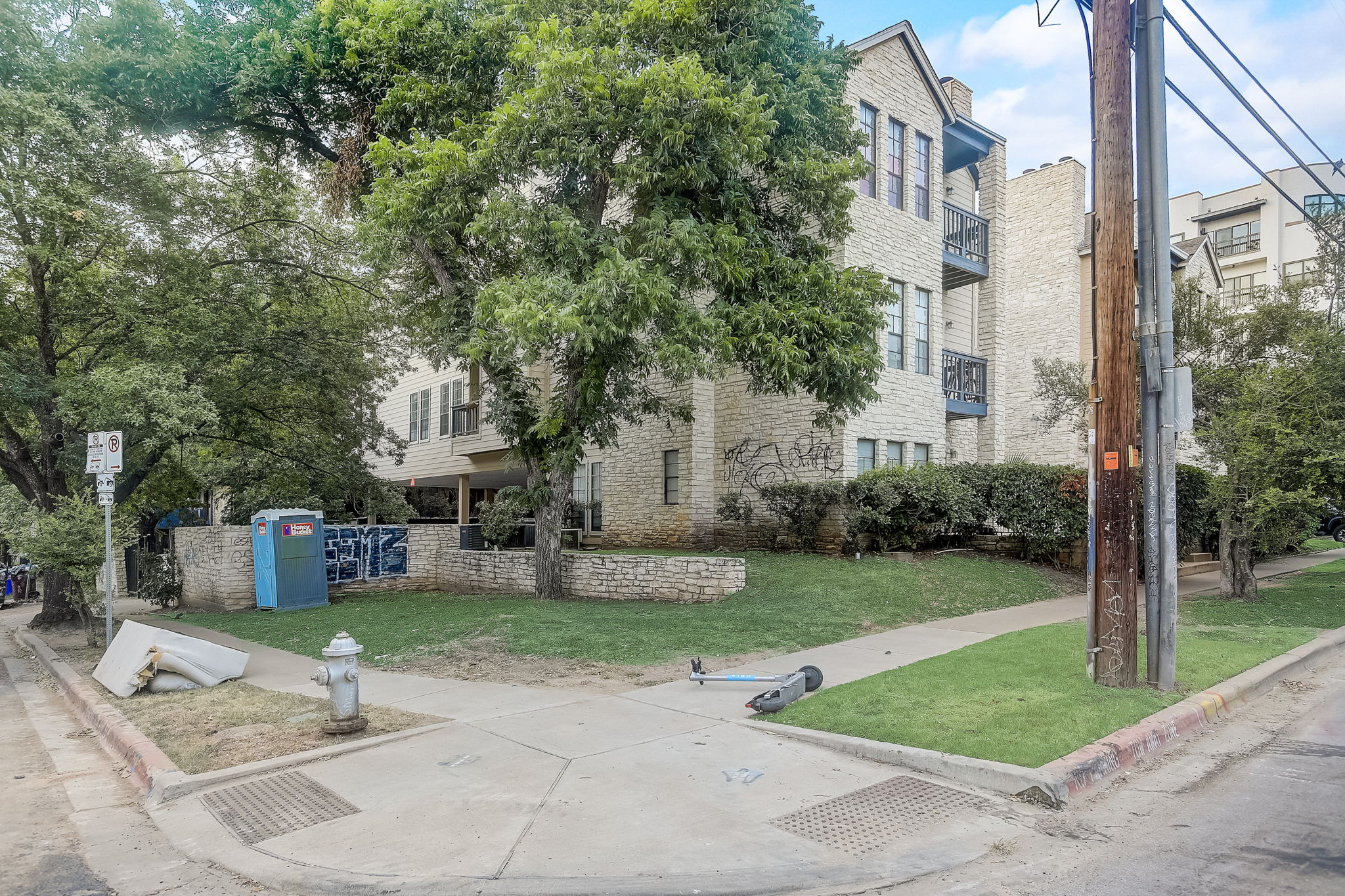 W 21st St-004