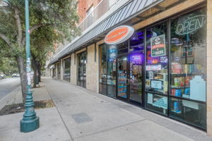 W 21st St-035
