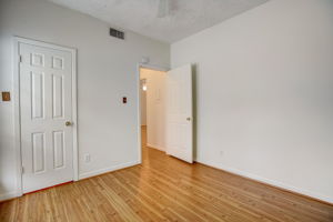 W 21st St-028