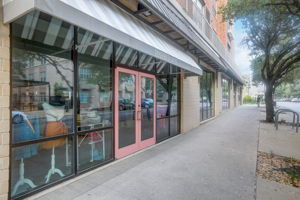 W 21st St-036